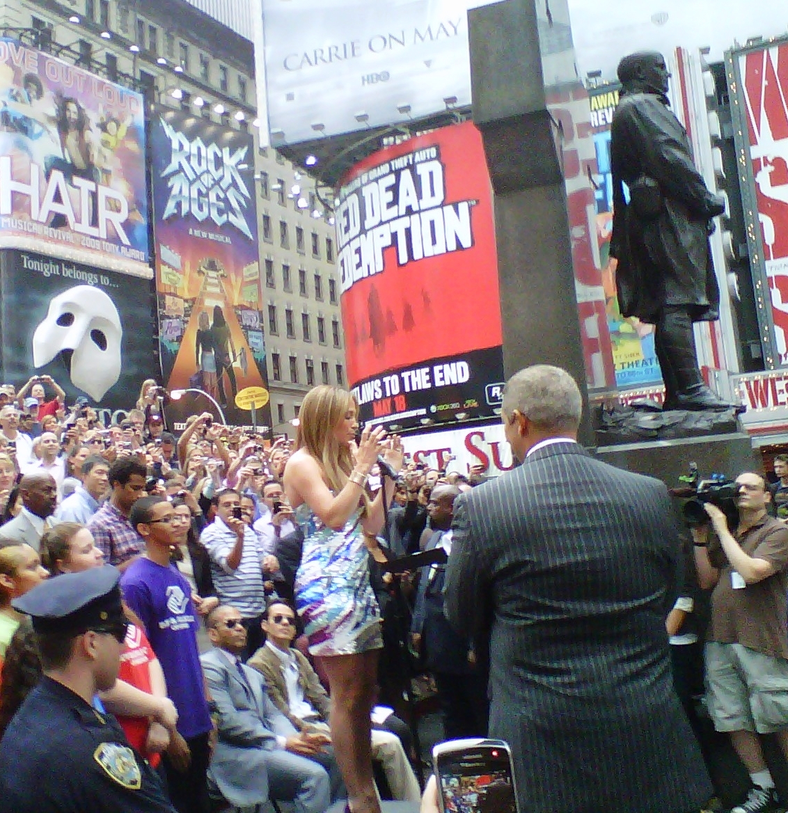 JLO_MA_Times_Square_061010_nyreblog_com.JPG