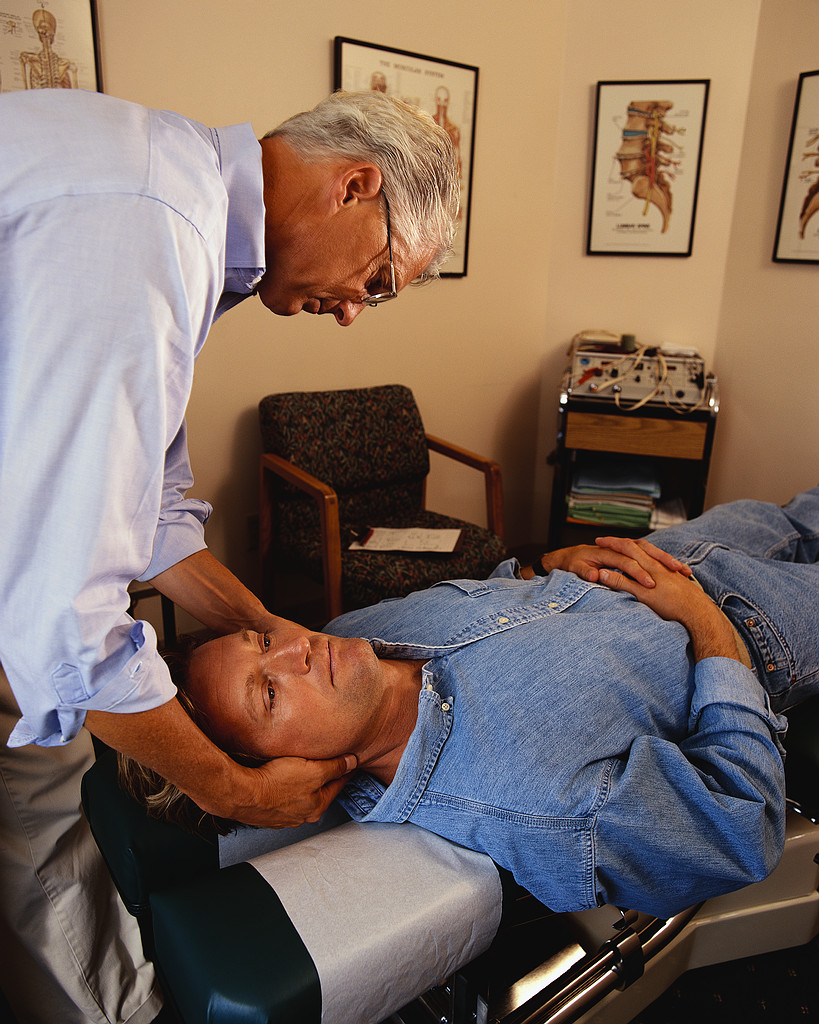 chiropracter_with_patient_photo_nyreblog_com_.JPG