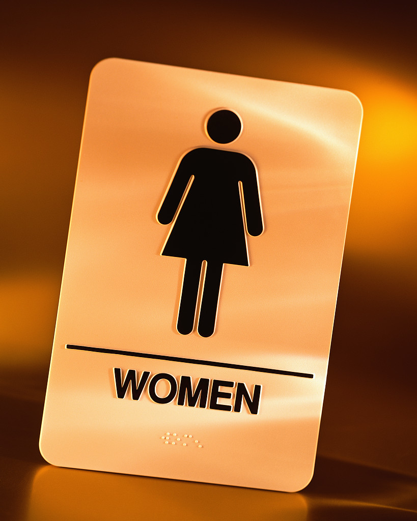ladies_room_sign_nyreblog_com.JPG