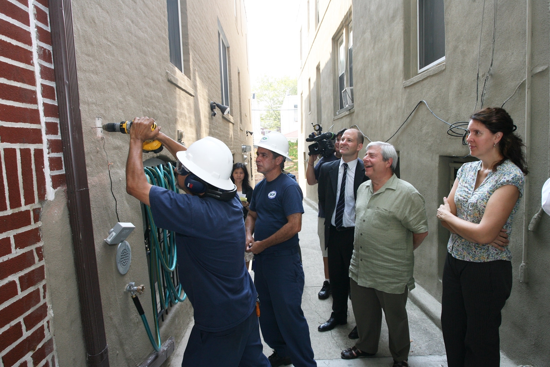 markowitz_water_meter_install_2010_nyreblog_com_.JPG