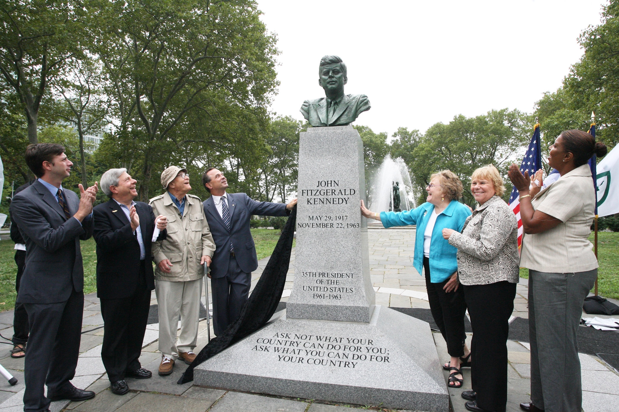 marty_markowitz_jfk_bust_0810_nyreblog_com_.JPG