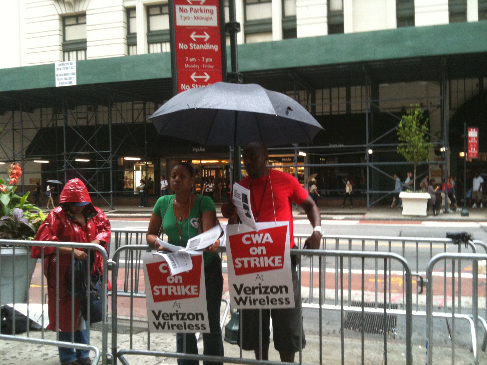 no_parking_verizon_wireless_strike_nyreblog_com_.JPG