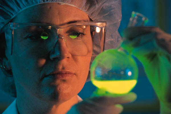 scientist_experiment_vial_photo_nyreblog_com_.JPG