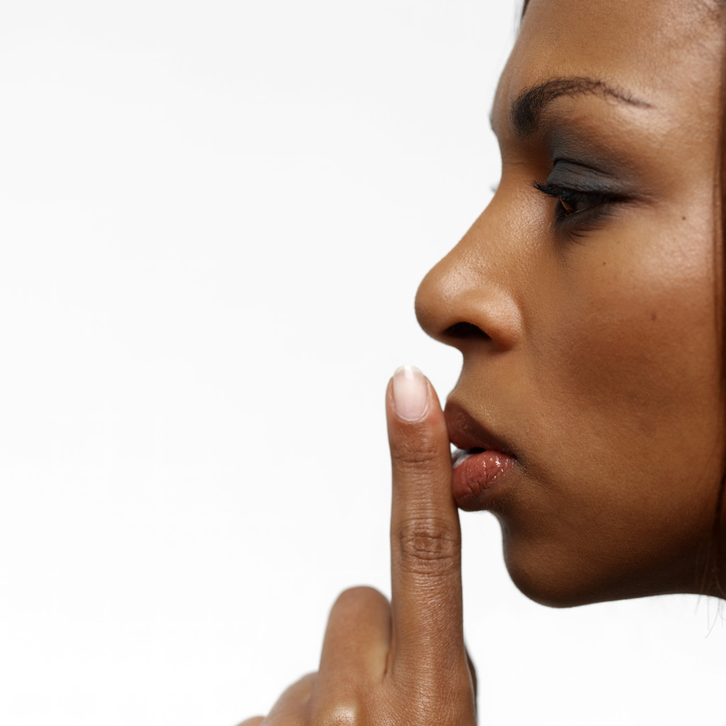 silence_gesture_photo_nyreblog_com_.JPG